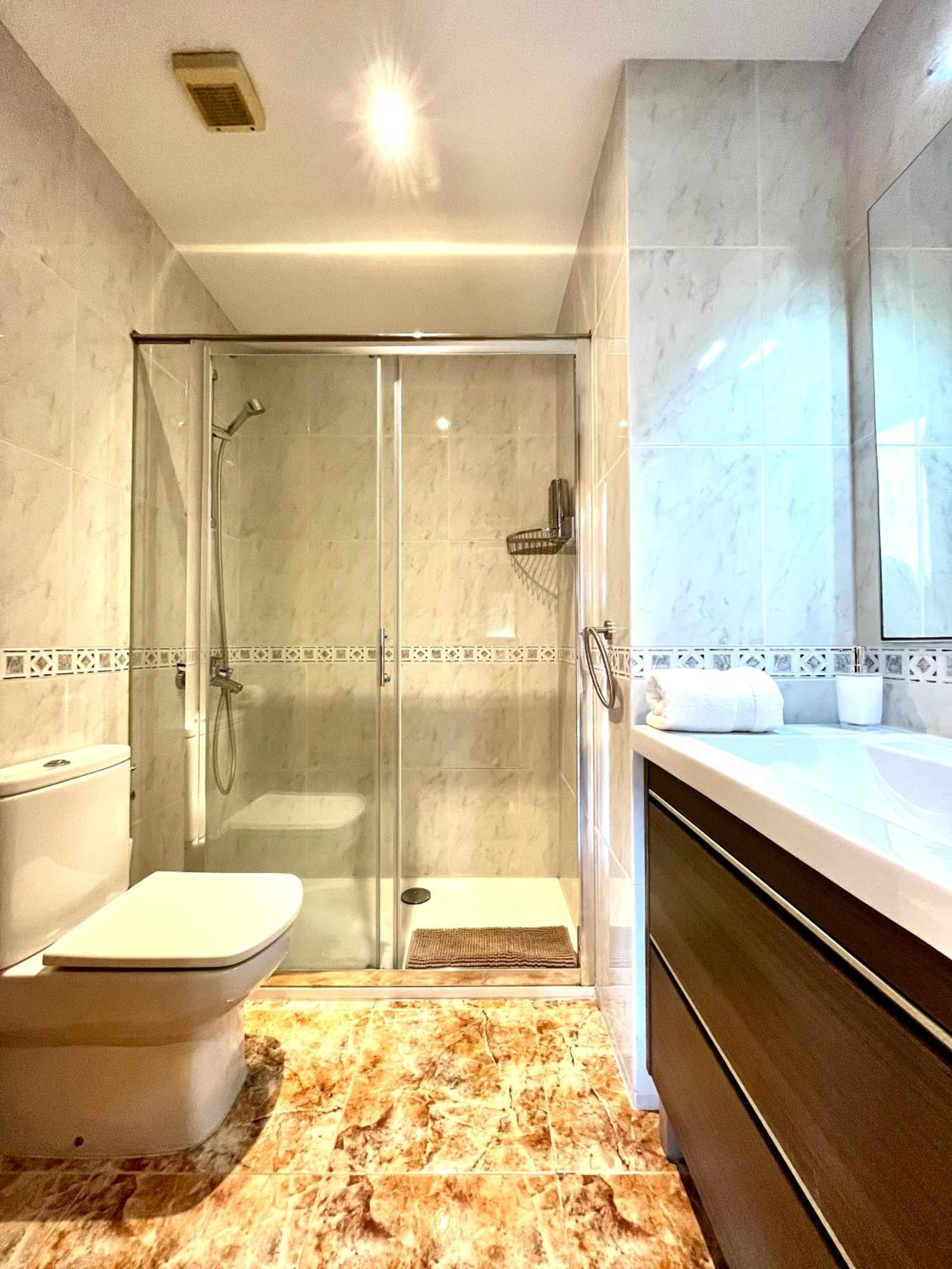 Amplio Apartamento, 5 Camas Sant Esteve Sesrovires Exterior foto